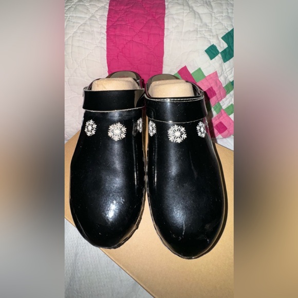 Hanna Andersson Black Patent Leather Snowflake Wooden Clogs Sz -11 (euro sz42) - Picture 3 of 15